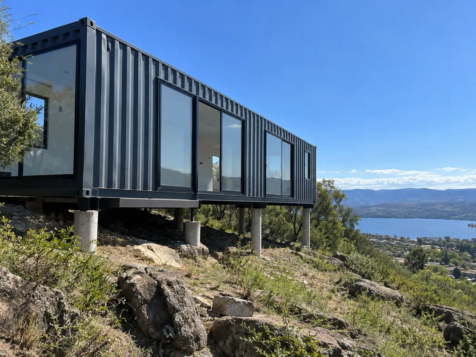Casa container sobre pilotines con vista al lago en Carlos Paz