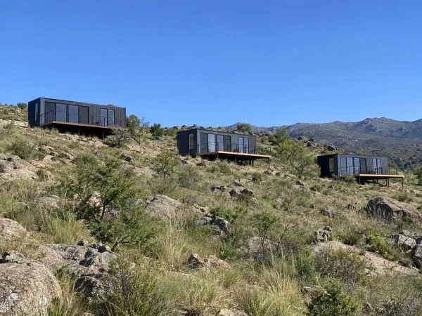 Tres cabañas de contenedor con deck en un faldeo de Tanti