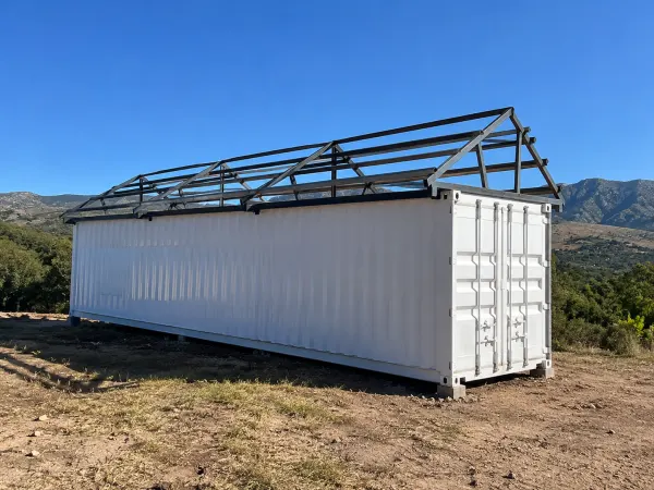 Estructura del techo a dos aguas sobre una casa container en Villa General Belgrano