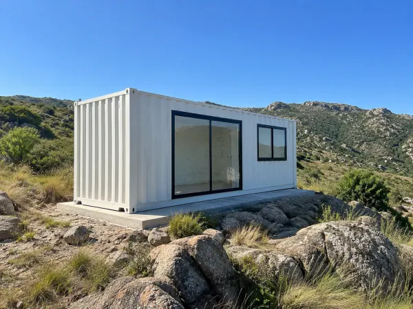 Casa container sobre platea en un lote serrano de Tanti