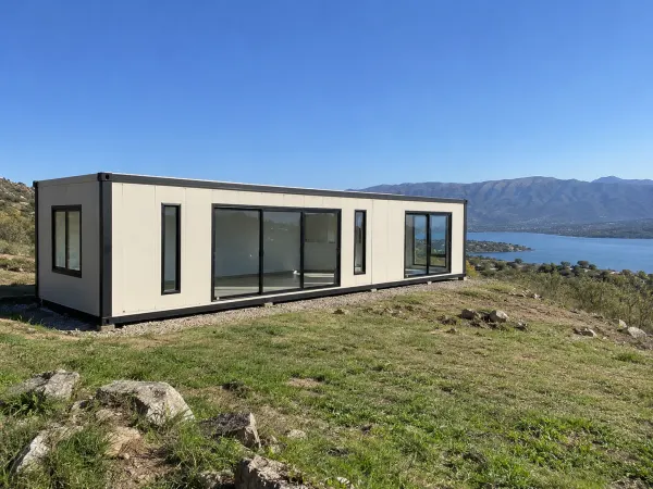 Casa container revestida en una loma de Villa Carlos Paz