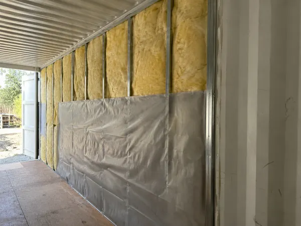Contenedor en obra con aislación y barrera de vapor colocadas