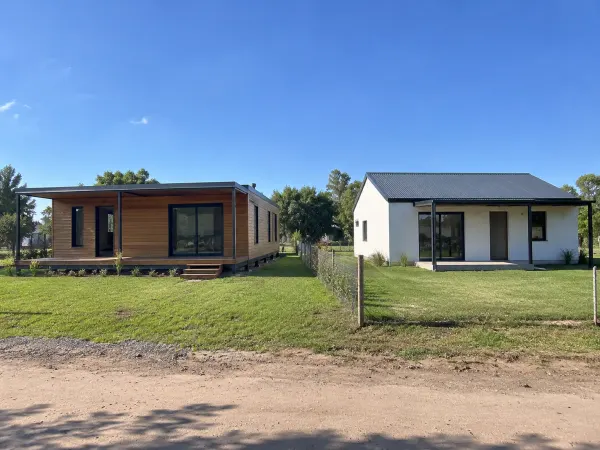 Casa container y casa de steel frame en lotes vecinos de Córdoba