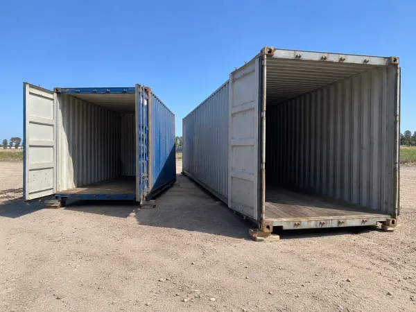 Contenedores marítimos de 20 y 40 pies vacíos en un playón de Córdoba