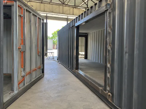 Taller de casas container con módulos en proceso de fabricación