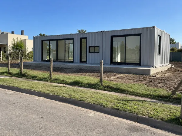 Casa container nueva en un lote de barrio de Córdoba capital