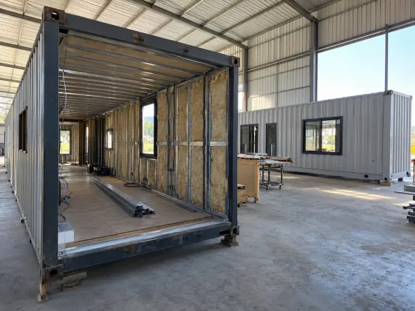 Contenedores en distintas etapas de fabricación dentro de un taller