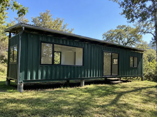 Casa container con años de uso y techo protegido en Sierras Chicas