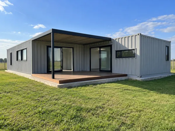 Casa container de dos módulos en L en un lote del norte cordobés