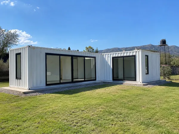 Casa container de dos dormitorios en L en un lote de Córdoba