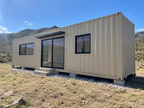 Casa container de 40 pies sobre pilotines en Sierras Chicas