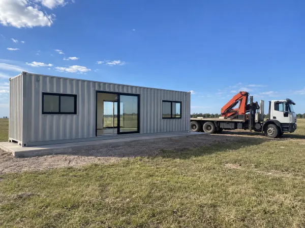 Casa container recién descargada sobre la platea en un lote de Córdoba