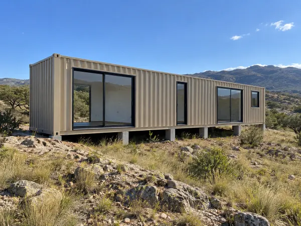 Casa container sobre pilotines en un lote serrano de Córdoba